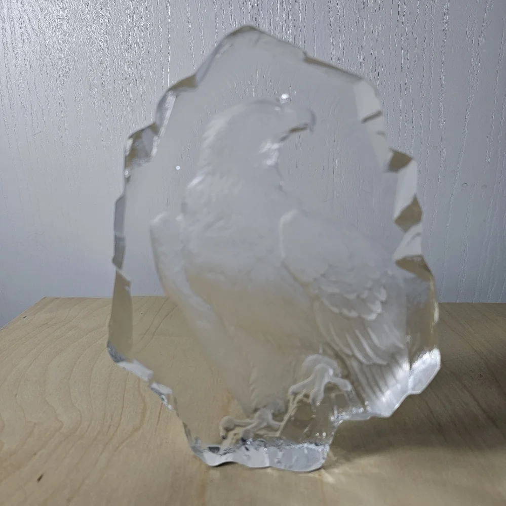 Mats Jonasson Large 7.5 inch high Paperweight Eagle